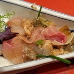 草喰 なかひがし - 鯉の平造り・鯉の鱗の素揚げ・自然薯・辛味大根・からし水菜・カタバミ・山椒の葉など