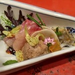 草喰 なかひがし - 鯉の平造り・鯉の鱗の素揚げ・自然薯・辛味大根・からし水菜・カタバミ・山椒の葉など