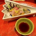 草喰 なかひがし - 鯉の平造り・鯉の鱗の素揚げ・自然薯・辛味大根・からし水菜・カタバミ・山椒の葉など