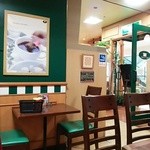 グロリア カフェ - 店内からみた出入口