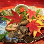 草喰 なかひがし - トンブリと柿をきな粉酢で・ムカゴ飯イクラのせ・黒豆の乾煎り・栗の素揚げ・銀杏の蒸し焼き・鯖の燻製・戻り鰹の藁燻焼きなど