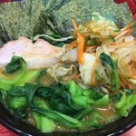 家系総本山 ラーメン 吉村家 - 中ラーメン チンゲン菜、海苔、野菜畑