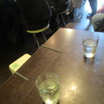 Menya Kotetsu - 内観　２人がけテーブルからカウンター席を望む