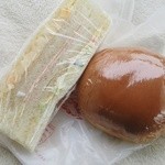ヤマザキYショップ - ハンバーグとミックスサンドイッチ