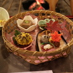 本家伴久 - 前菜「吹き寄せ風石川芋秋の風味/鶏竜田揚げ/ます子/紅葉麩/えごま豆腐/菊花しいたけ/干がら時雨煮」(2015.Nov)