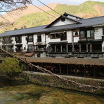 本家伴久 - ”かずら橋”から撮影した「本家伴久旅館」全景(2015.Nov)