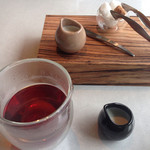 クラフタル - ゼブラウッドに載ったコーヒーセットとミルクティー。ピッチャーの色合いも素敵。