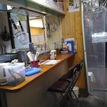 六角橋 焼小籠包 - キッチンカウンター（店内奥から）