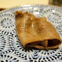 西麻布けんしろう - 大判のタン塩を折りたたんで食べる。