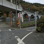 初後亭 - 武蔵五日市駅側から歩いてきて、入る路地。