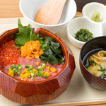 Green onion, sea urchin, salmon roe bowl