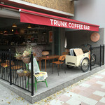 TRUNK COFFEE BAR  - 店先。デンマークの自転車が置いてあります。