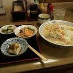 琴洋食堂 - ちゃんぽんのセット。ごはんと小鉢、お新香が付きます。水とお茶を出してくれました。