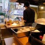 新橋　岡むら屋 - 大鍋の前のスタッフが丁寧に盛りつけ