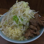 ラーメン二郎 - ぶた入り･野菜増し増し･ニンニク･脂少なめ　税込￥８００