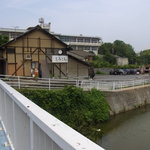 赤坂製麺所 - 川沿いにあります。