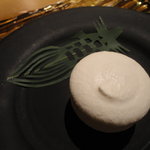 六雁 - 胡麻味噌マカロン 