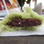 ともや - よもぎまんじゅう断面アップ