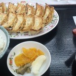 餃子の王将 - 餃子の焼きかけは良かったけど、アンが少なめで、不揃いな印象。