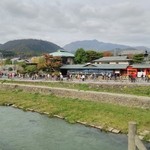 嵐山よしむら - 橋を渡っていると、お店が見えて来ます～