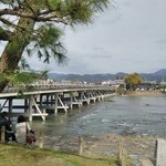 阪急嵐山駅から渡月橋までやって来ました