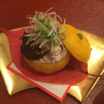 東條 - 河豚と鱈の白子と椎茸 柚子の香りが漂います。