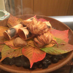 東條 - ボウゼの杉板焼きとふぐと里芋揚げ物 焙烙に乗せられ彩りの葉がよいアクセントに。