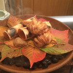 東條 - ボウゼの杉板焼きとふぐと里芋揚げ物 焙烙に乗せられ彩りの葉がよいアクセントに。