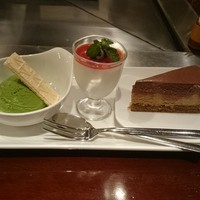てっぱん料理味味亭 - 結婚記念日のサービス・デザートの盛り合わせ