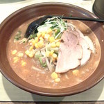 月さむ - 2015/11　１０年ぶりの月さむのサッポロ味噌ラーメン、チャーシュートッピング付で950円。味噌ラーメンはこういうすり鉢で野菜炒め入りが理想