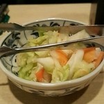 鮪小屋本店 - テーブル常備の浅漬け