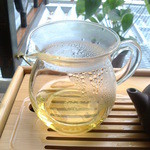 オールド上海CAFE1930 - 2015/11　茶海に注いだ凍頂烏龍茶。透き通る水色、爽やかな味と香りは茶葉から淹れた烏龍茶だから。