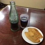 鍋焼うどん アサヒ - 瓶のコーラといなり寿司。