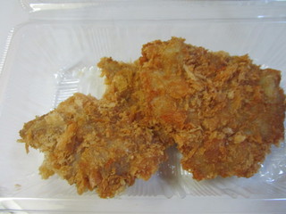 Tonton Tei - 揚げ物のお惣菜から選んだのはヒレカツ２枚１４５円。脂身の少ないヒレの部分を使ったトンカツですね。