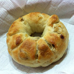 ベーカリー燈 - 天然酵母のベーグル レモンピール＆グリーンレーズン ¥200