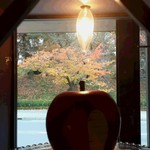 可否屋 葡瑠満 - 店内の窓から弘前城の紅葉が観る