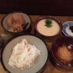Mugitoro Oka No Ue - ご飯少なめ（通常はもっとたっぷりご飯が盛ってあります）。この日は通常の煮物に加えて、変り種クミン入りの煮物も添えてありました。