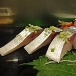 宝寿司分店 - シメサバ。右から今日・前日・一昨日モノ