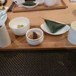 前菜です。くらかけ豆、白身魚の南蛮漬け、豆乳豆腐、笹巻き寿司、とうもろこし擂り流しの５品でございます。