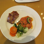 Dhisshu Pare-Do - チキンソテー　白身魚のトマトクリームソース、温野菜（ワインビネガー、オリーブオイル）
