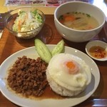 スコンター - ガパオライス
            今日も、ぐまさんとランチに。
            適度な辛さが食欲をそそらせてくれますね〜
            ごはんの量も多く、食べ応えありでした〜