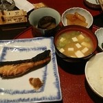 そば 和食の店 三平 - 日替りランチ秋鮭の柚庵焼きとおばんざい２品、ご飯、味噌汁、漬物 、コーヒー付き 900円