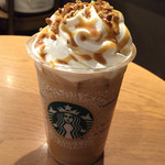 スターバックス・コーヒー - クランチキャラメルトフィーラテにショット追加（430円プラス50円）