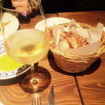 ラ キアーヴェ - 白ワインと自家製パン