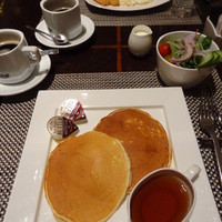 ロビーラウンジ 「マーブルラウンジ」 ヒルトン東京 - アラカルトでモーニングパンケーキ、ステーキ、サラダなど