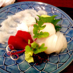 御料理 辰むら - 【2015年11月再訪時】お造り：ふぐ・伊根マグロ・紋甲烏賊・天然鯛。注目は伊根マグロ。下手な天然ものよりも美味いです。味の濃さがちゃうな。