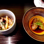 御料理 辰むら - 【2015年11月再訪時】先附：（左）大徳寺麩ときゅうり、柿の胡麻和え
      （右）牡蠣のしぐれ煮。柿の自然な甘さが「秋」って感じ。