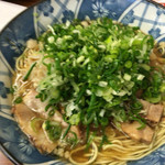 くれ星製麺屋 - チャーシュー麺ネギトッピング