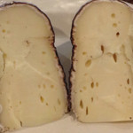 チーズ王国 - トメット・オ・ボージョレの断面