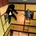 絶景レストラン うずの丘 - トリックアートを堪能する友人。。。これ、90度左へ回転した状態で撮影しているのだ。